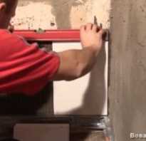 Как отштукатурить старую стену своими руками видео